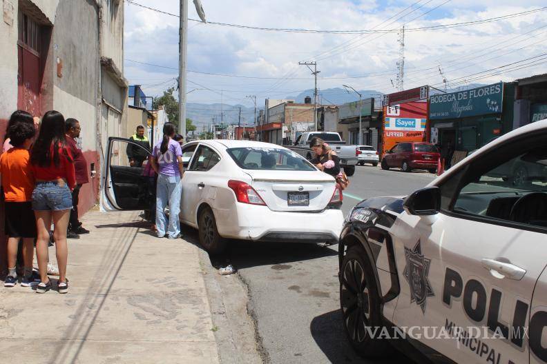 $!El Nissan Versa salió de la carpeta de rodamiento y se estrelló contra la estructura telefónica después de que su conductor presentara una emergencia médica al volante cuando circulaba por la calle Presidente Cárdenas.