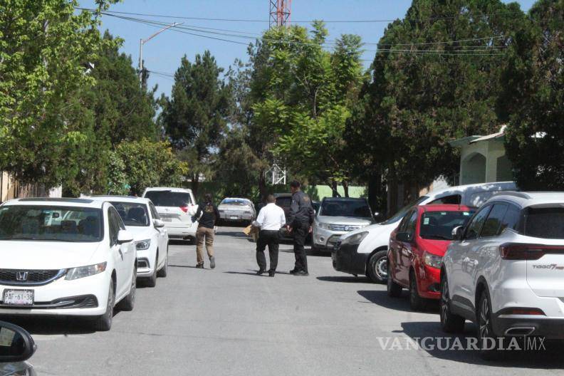 $!Peritos aseguraron como evidencia un cinturón negro, presuntamente utilizado en el suicidio.