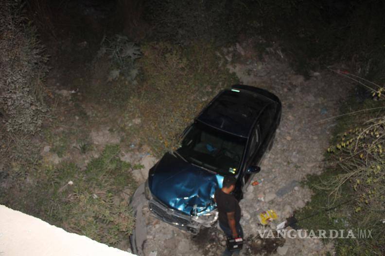 $!El impacto contra un camión Ford Explorer provocó la salida de camino del vehículo.