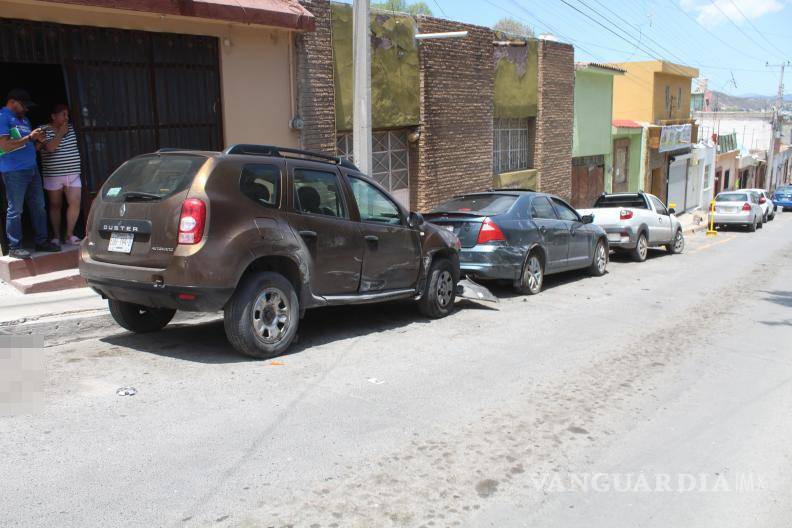 $!Tras impactar las primeras unidades, la conductora intentó reincorporarse a la circulación, pero terminó chocando contra otros dos vehículos que se encontraban estacionados sobre la acera sur.