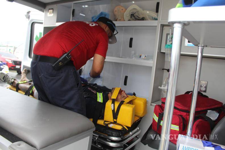 $!Paramédicos de Protección Civil atendieron al motociclista y lo trasladaron al Hospital General de Saltillo.
