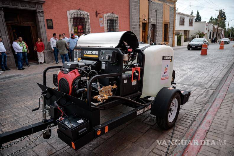 $!La hidrolavadora de alta presión permitirá eliminar manchas difíciles en banquetas del centro, como grasa y residuos de basura, mejorando la imagen urbana de Saltillo.