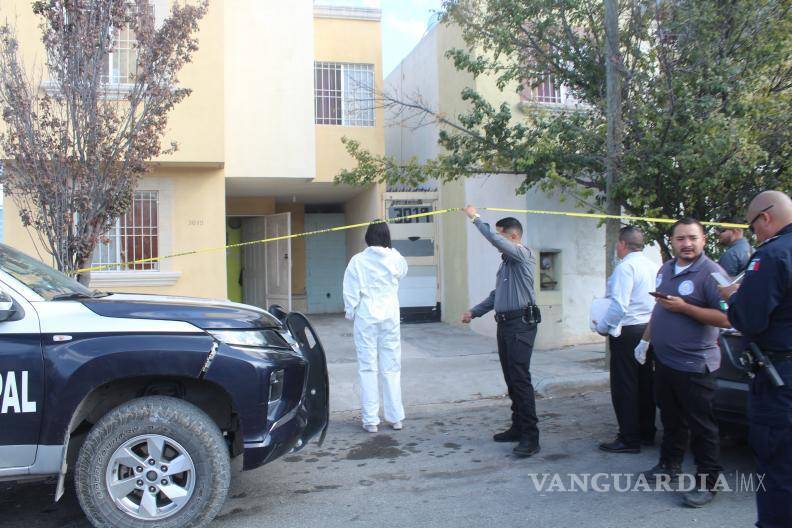 $!El cuerpo fue trasladado al Semefo para las diligencias correspondientes, mientras familiares expresan su sorpresa ante la decisión del hombre.