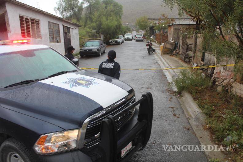 $!La unidad de la Policía Municipal resguarda el acordonamiento en el negocio donde fue asesinado Alberto Fuentes Pérez, en el ejido Cañada Ancha.