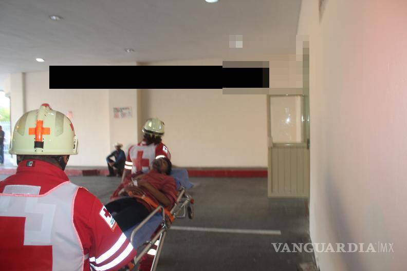 $!Paramédicos de la Cruz Roja atendieron al hombre señalado tras ser agredido por vecinos.