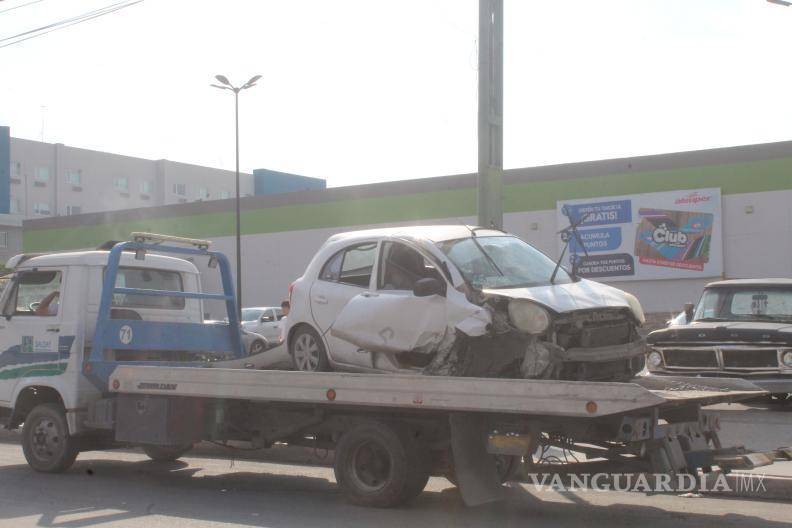 $!El vehículo quedó con daños considerables.