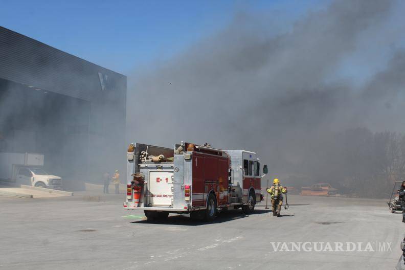$!El incendio en el corralón, que involucró plásticos y madera, causó un impacto ecológico notable debido a la quema de desechos contaminantes.