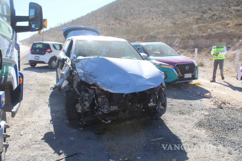 $!Tres adultos mayores fueron trasladados a un hospital tras el choque entre una camioneta y un tráiler en la carretera a Zacatecas.