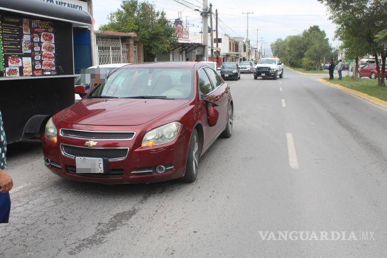 $!De acuerdo con los primeros reportes, la mujer fue golpeada por el espejo lateral izquierdo de un Chevrolet Malibu cuando intentaba cruzar la calle.