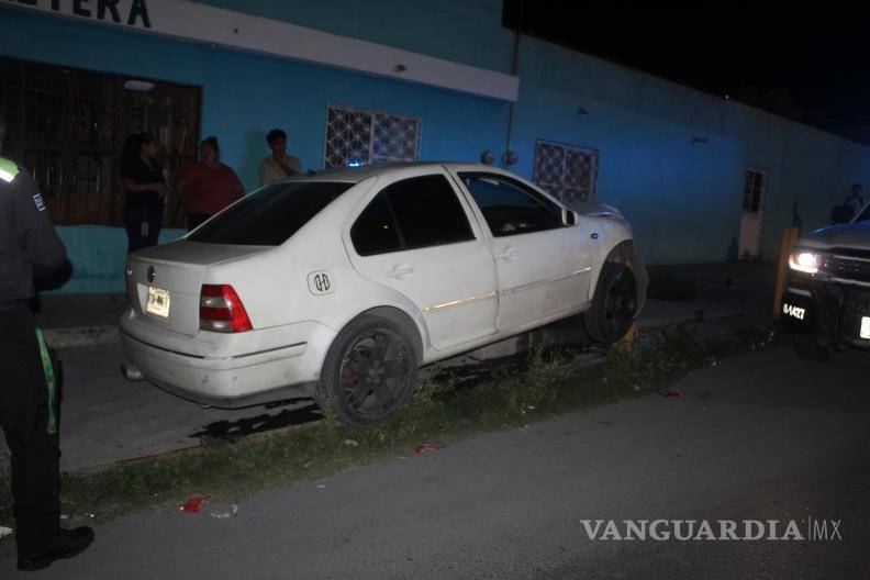 $!Paramédicos de la Cruz Roja acudieron al lugar del accidente para brindar auxilio al conductor; sin embargo, únicamente pudieron confirmar que ya no contaba con signos vitales al momento de su valoración.
