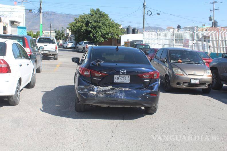 $!El Mazda estacionado presentó daños en la parte trasera a consecuencia del impacto.
