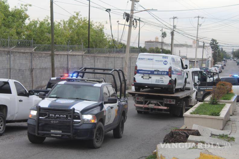 $!En el interior de la unidad fueron localizados 12 paquetes grandes con hierba seca con características de la mariguana.