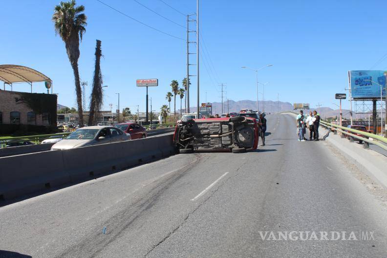 $!Elementos de Tránsito Municipal cerraron el paso a desnivel de La Fragua para permitir las maniobras de las grúas.