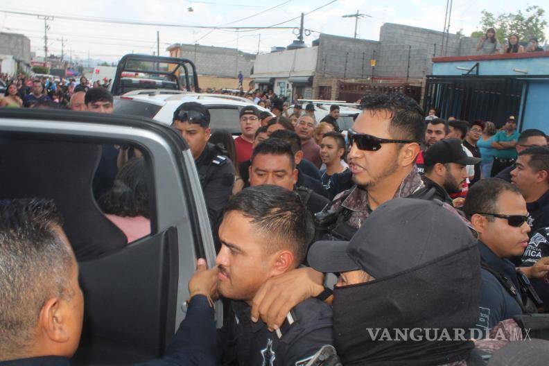 $!El accidente generó una fuerte movilización policiaca ante la reacción de los habitantes que exigían justicia por la víctima mortal.