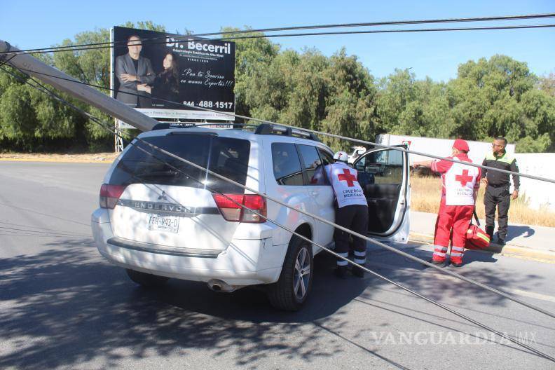 $!Personal de la Cruz Roja valoró al conductor y a su acompañante sin necesidad de traslado hospitalario.