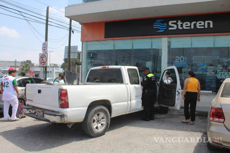 $!Una camioneta pick up fue proyectada contra otro vehículo tras el impacto.