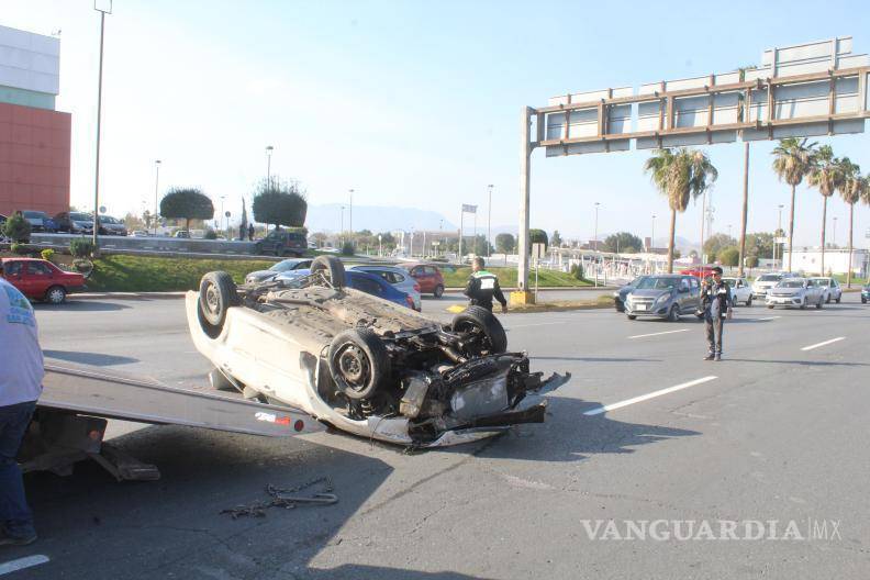 $!El Chevrolet Optra terminó volcado en los carriles contrarios tras impactarse contra el camellón central.