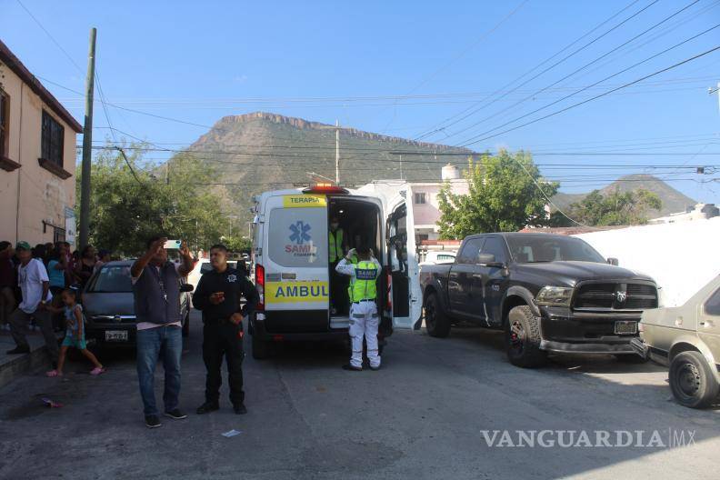 $!Paramédicos de la Secretaría de Salud llegaron al lugar para valorar la condición del afectado tras la descarga.