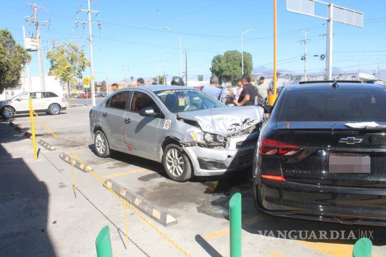 $!Paramédicos de la Cruz Roja valoraron a los ocupantes de los autos, aunque ninguno necesitó traslado a un hospital.