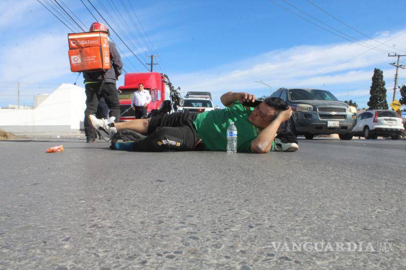 $!La motocicleta que viajaba Vladimir sufrió un derrape tras el cual ambos ocupantes resultaron lesionados.