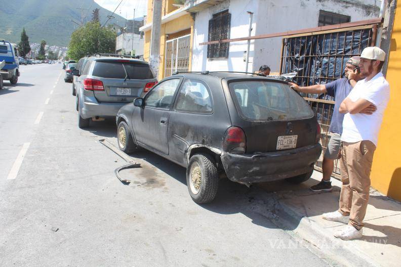 $!El automóvil Chevrolet Chevy, que se encontraba estacionado, fue proyectado contra la banqueta luego del fuerte impacto provocado por el presunto exceso de velocidad del conductor.