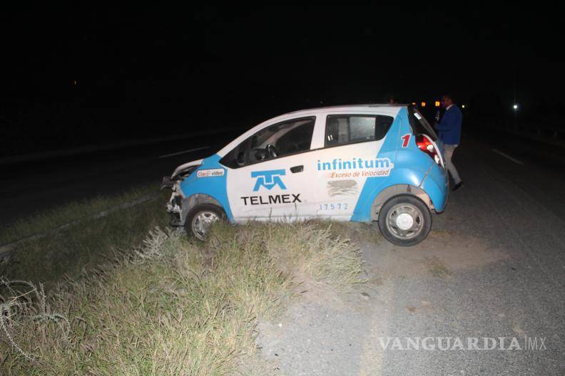 $!El vehículo derrapó más de 20 metros y dio medio giro antes de quedar detenido sobre la carretera.