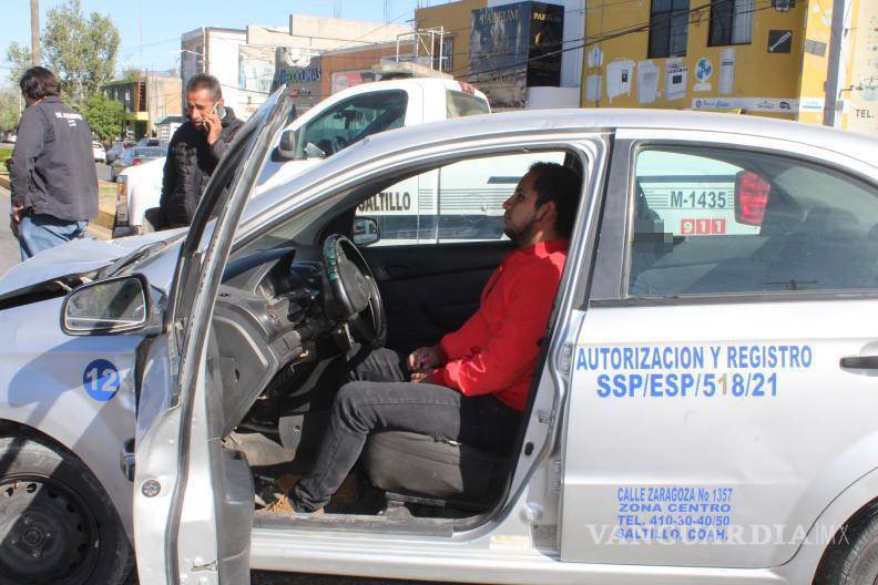 $!Oficiales de tránsito municipal investigaron la escena del accidente en el cruce del bulevar Francisco Coss y Matamoros.