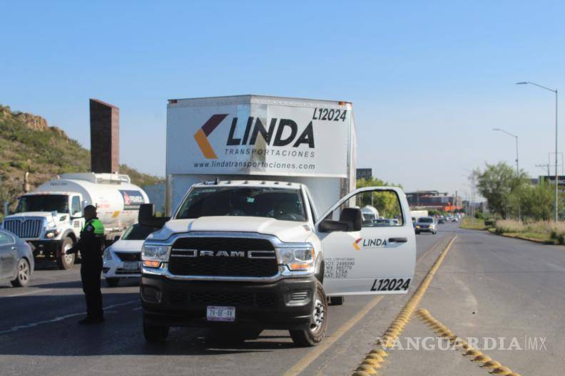 $!El camión de Transportaciones Linda intentaba incorporarse al carril rápido cuando ocurrió el impacto.