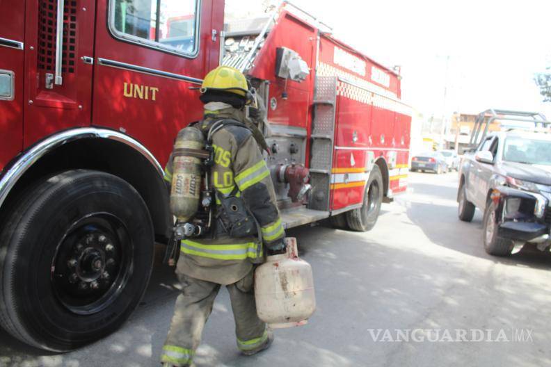 $!Las autoridades aseguraron un tanque de gas con rastros de sangre del lesionado, mientras investigan las causas del siniestro.