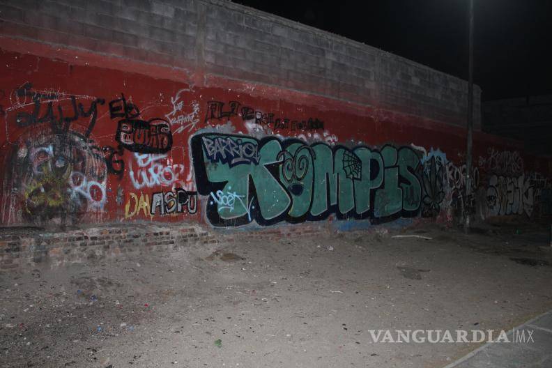 $!Integrantes de la banda “Los Kompis” protagonizaron una riña en la colonia Beta Centauro, dejando a una persona lesionada y causando daños a vehículos y viviendas cercanas.