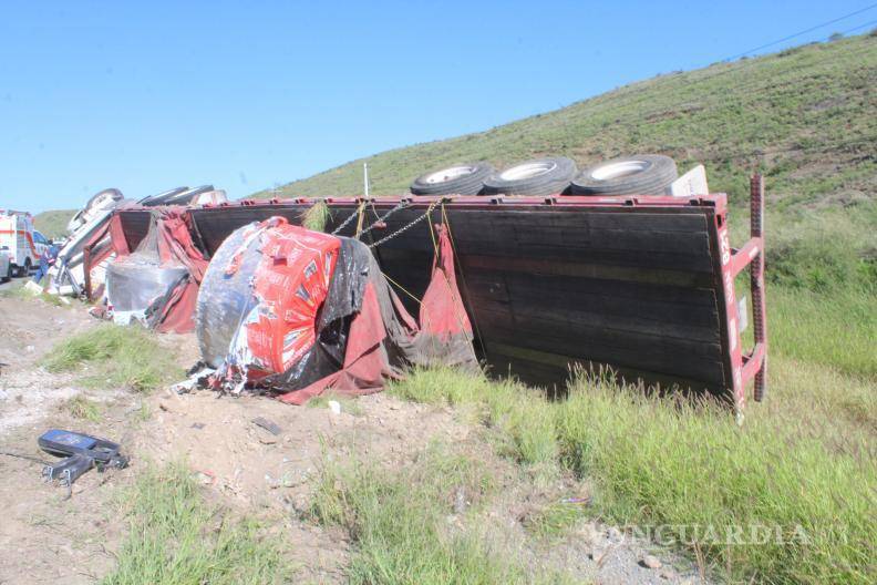 $!Rollos de acero quedaron dispersos tras la volcadura del tractocamión de la línea Astor.