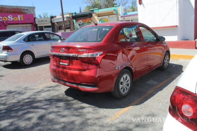 $!Elementos de Bomberos esparcieron material absorbente sobre el pavimento por el derrame de gasolina.