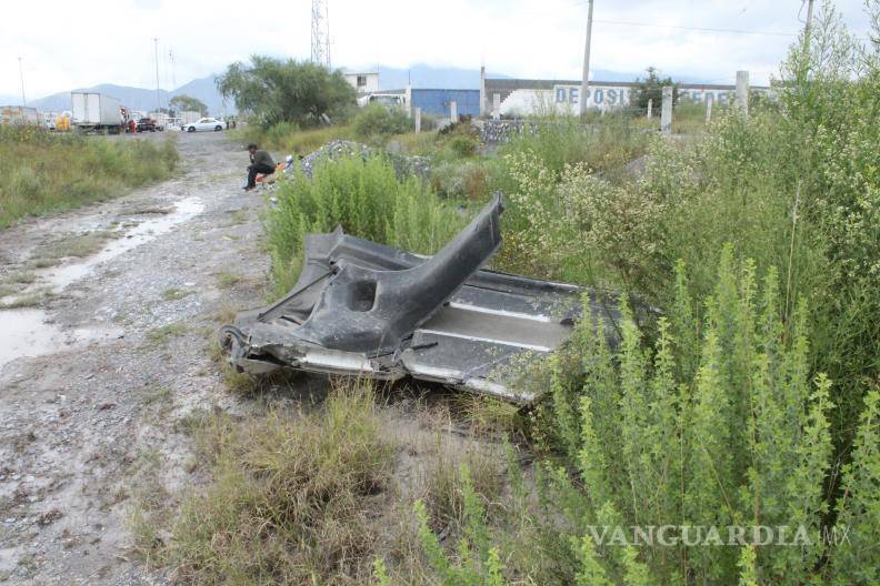 $!La valla metálica en la carretera federal 57, quedó destruida por el impacto del tráiler, que se desvió de su ruta debido al pavimento mojado.