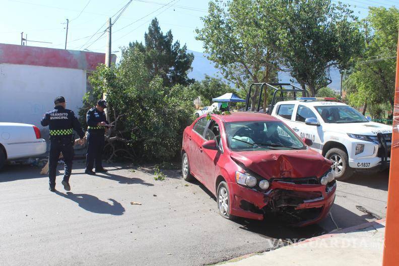 $!Tránsito Municipal acudió al cruce de Pérez Treviño y Joaquín de Velazco para tomar conocimiento del hecho.