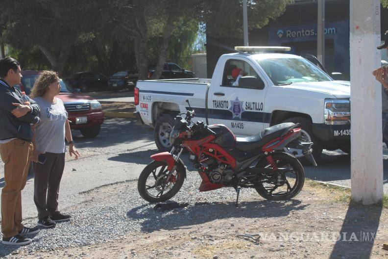 $!La motocicleta quedó sobre el pavimento tras el choque con un Nissan Tsuru azul.
