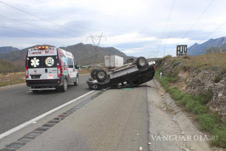 $!La camioneta Acura color negra volcó sobre el acotamiento tras salirse del camino y chocar contra un talud de tierra.