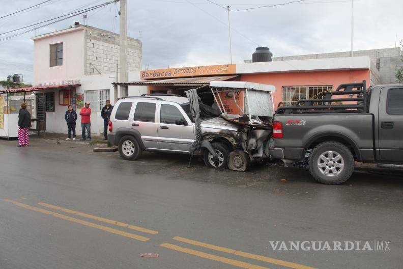 $!Vecinos sometieron al conductor antes de la llegada de la policía, tras el accidente en la Valencia.