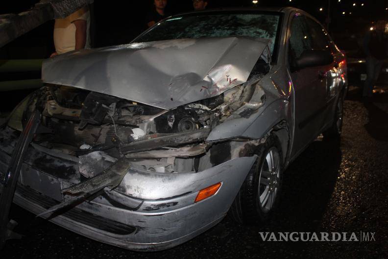 $!El conductor afectado esperó a su aseguradora mientras agentes de tránsito abanderaban la zona.