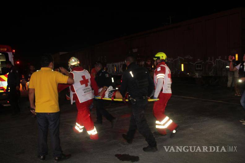 $!Paramédicos de la Cruz Roja atendieron en el lugar a cinco integrantes de una familia tras el choque del tren contra la camioneta, registrado la noche del lunes en Saltillo.