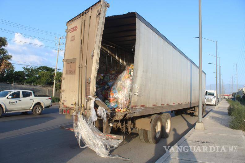 $!El remolque del camión muestra los daños en el costado derecho trasero que causaron la invasión del carril contrario.