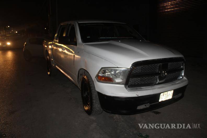 $!Paramédicos de la Cruz Roja brindaron atención a una pareja de jóvenes que resultó con lesiones de gravedad tras un accidente automovilístico ocurrido cuando una camioneta realizó maniobras de reversa en una zona urbana.