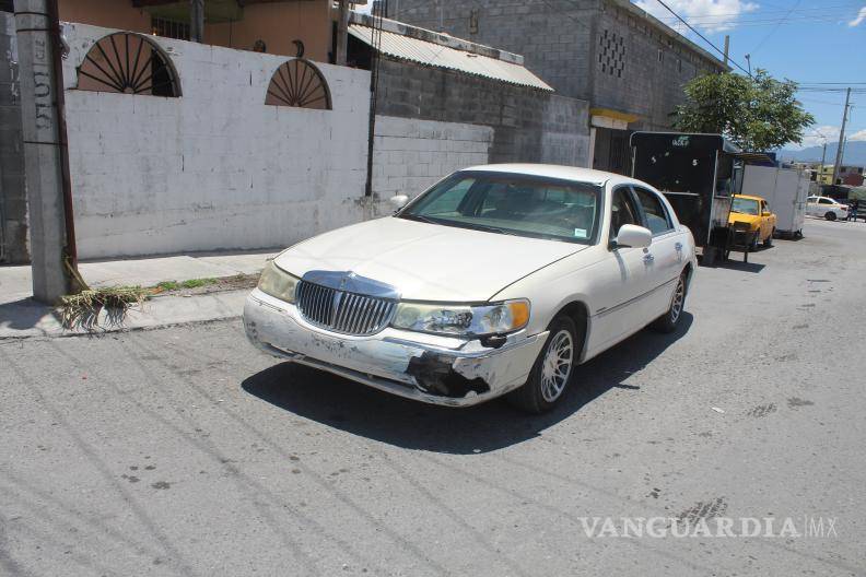 $!El conductor de un auto Lincoln no respetó un alto en Misión Cerritos y embistió a un motociclista, causando un aparatoso accidente.