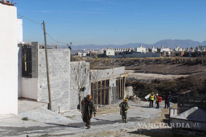 $!Bomberos localizaron el cuerpo calcinado entre los restos de la estructura improvisada.