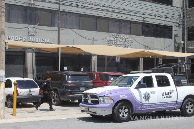 $!El incidente movilizó a unidades de emergencia a las instalaciones de Medios Alternos, donde la empleada comenzó a sentirse mal.