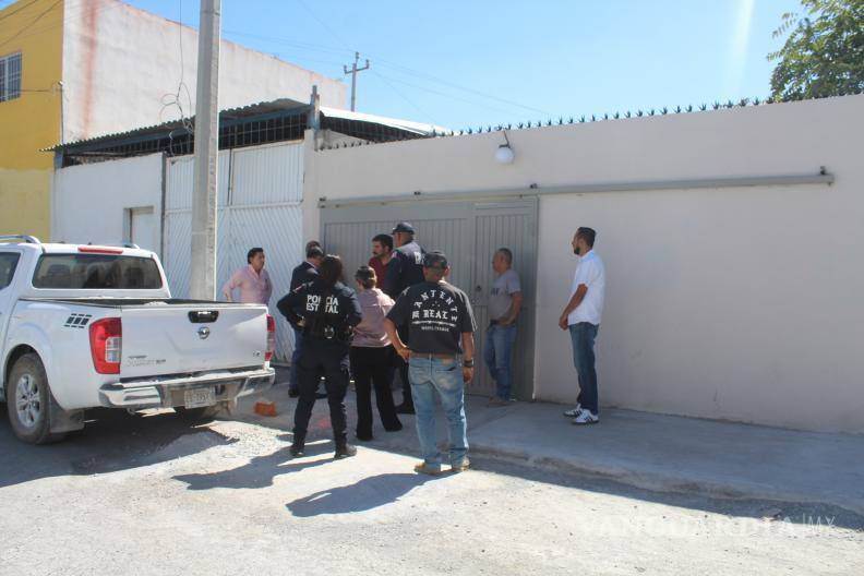 $!La situación generó consternación entre vecinos, quienes presenciaron el desalojo y los daños a la vivienda.