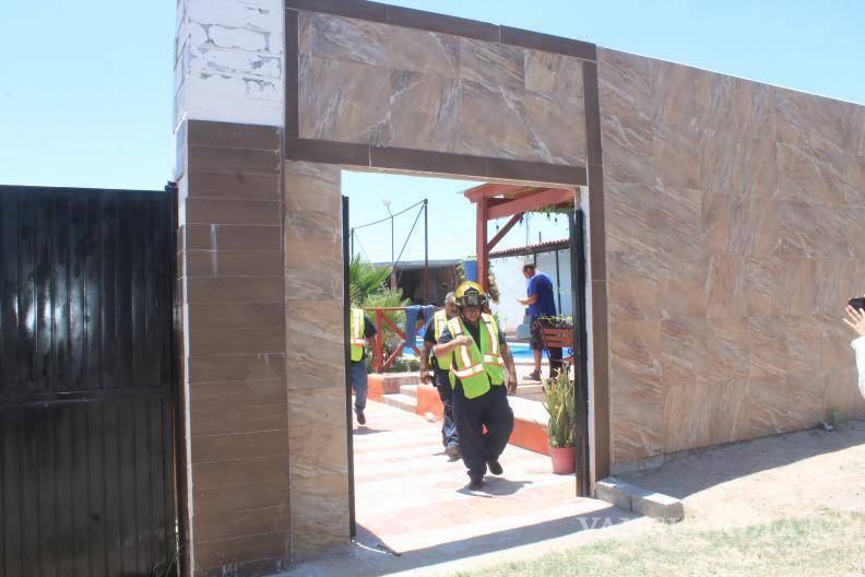 $!Las tres personas lesionadas, dos adultos y un menor, fueron estabilizadas en el lugar y trasladadas de inmediato a la Clínica 2 del IMSS por paramédicos.