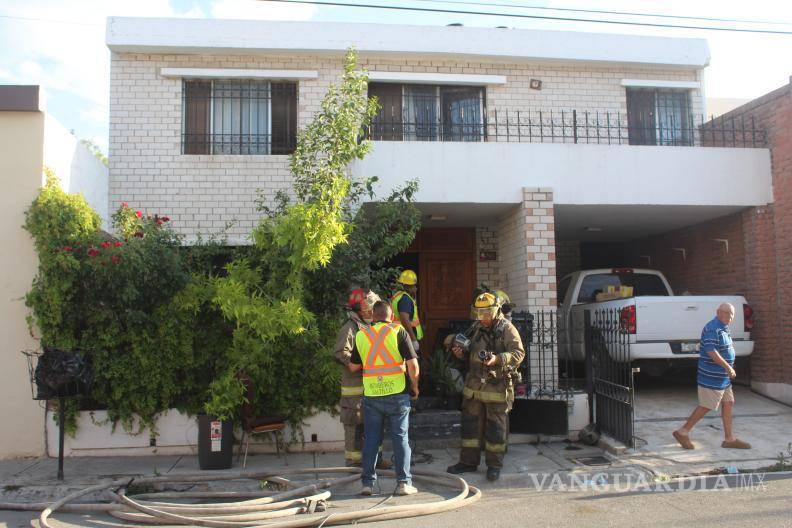 $!Vecinos reportaron el siniestro al observar una gran cantidad de humo salir del inmueble.