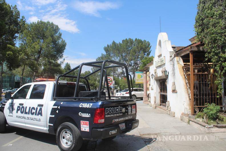$!La Policía de Saltillo se presentó en el hotel para resguardar las evidencias del deceso.
