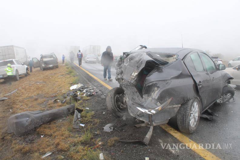 $!En el kilómetro 10 se registró un percance múltiple que involucró a ocho vehículos, incluyendo un autobús de la línea Ómnibus de México, un tráiler y varias camionetas, dejando a los ocupantes del Nissan V-Drive con lesiones que requirieron traslado a un hospital privado.