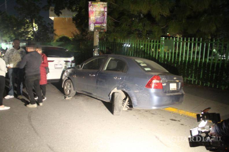 $!El impacto del vehículo lanzó al Chevrolet Aveo contra una camioneta estacionada.